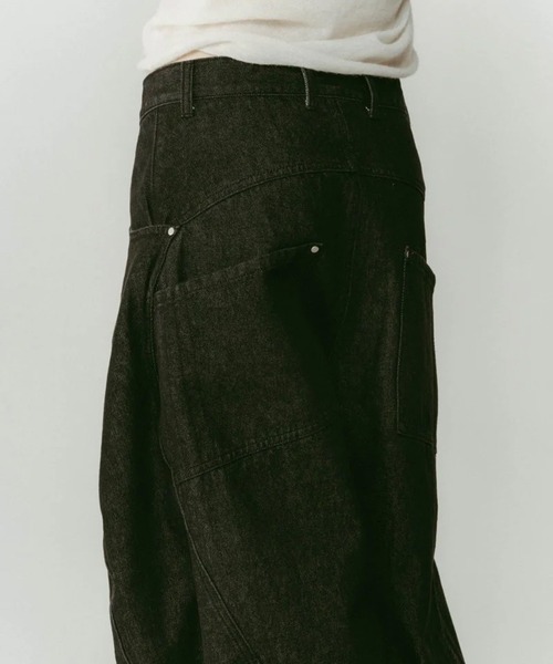 Knuth Marf(クヌースマーフ)の「tuck design denim pants(デニムパンツ・レディース・インディゴブルー/ブラック・XS/S)」の7枚目の写真