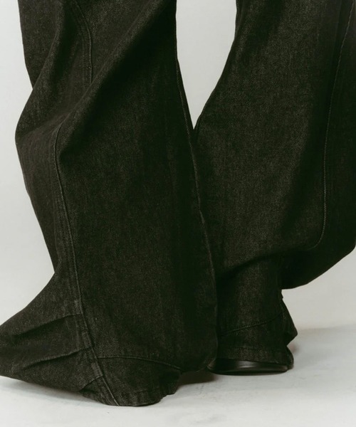 Knuth Marf(クヌースマーフ)の「tuck design denim pants(デニムパンツ・レディース・インディゴブルー/ブラック・XS/S)」の8枚目の写真