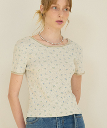 COQUET（コケット）の「Boat Neck Lace Detail Flower T Grey（Tシャツ/カットソー）」