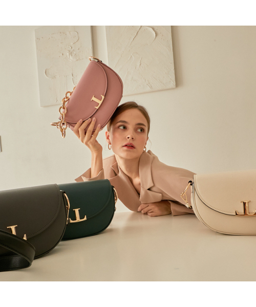 LYUNANLYUNA(ルナエヌルナ)の「Rune 5 Way Women's Saddle Leather Crossbody Bag(メッセンジャーバッグ・レディース・ブラック/グリーン/アイボリー/ダークグレー/タン/ライトピンク・FREE)」の7枚目の写真