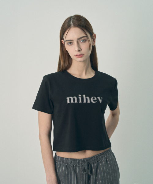 MIHEV(ミヘブ)の「ミヘブ グラフィックロゴ クロップTシャツ ブラック(Tシャツ/カットソー・レディース・その他・MEDIUM/LARGE)」の1枚目の写真