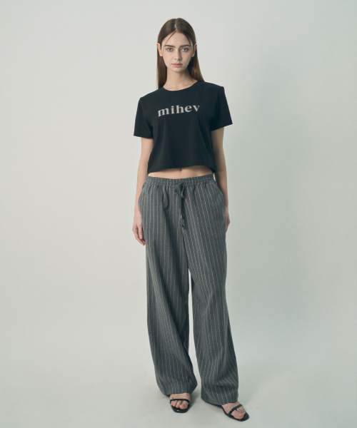 MIHEV(ミヘブ)の「ミヘブ グラフィックロゴ クロップTシャツ ブラック(Tシャツ/カットソー・レディース・その他・MEDIUM/LARGE)」の2枚目の写真