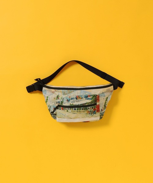 LAKOLE（ラコレ）の「【ラコレ アート】総柄ボディバッグ / 640169（ボディバッグ/ウエストポーチ・メンズ・ベージュ/ネイビー・FREE）」の2枚目の写真