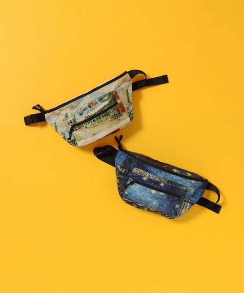 LAKOLE（ラコレ）の「【ラコレ アート】総柄ボディバッグ / 640169（ボディバッグ/ウエストポーチ・メンズ・ベージュ/ネイビー・FREE）」の3枚目の写真