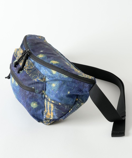 LAKOLE（ラコレ）の「【ラコレ アート】総柄ボディバッグ / 640169（ボディバッグ/ウエストポーチ・メンズ・ベージュ/ネイビー・FREE）」の8枚目の写真