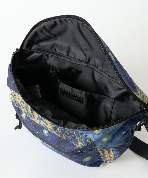 LAKOLE（ラコレ）の「【ラコレ アート】総柄ボディバッグ / 640169（ボディバッグ/ウエストポーチ・メンズ・ベージュ/ネイビー・FREE）」の16枚目の写真