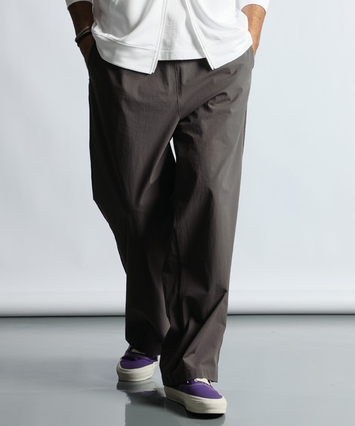 The DUFFER of ST.GEORGE(ザダファーオブセントジョージ)の「【WEB限定アイテム】NYLON STRETCH WIDE PANTS:ワッシャーナイロン ワイドパンツ(その他パンツ・メンズ・ブラック/ダークグレー・X-LARGE/LARGE/MEDIUM/SMALL)」の15枚目の写真
