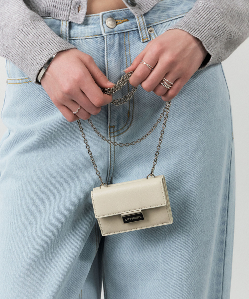 CITYBREEZE(シティブリーズ)の「ブリーズミニチェーンレザークロス_LIGHT BEIGE(メッセンジャーバッグ・レディース・ライトベージュ・FREE)」の3枚目の写真