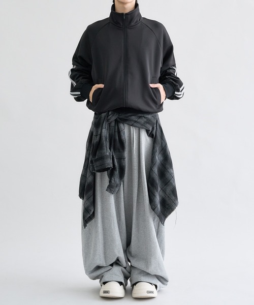 EPNK(イーピーエヌケー)の「Double Line Truck Jacket / ダブルライントラックジャケット(ジャージ・メンズ・ライトグレー/ブラック・LARGE/MEDIUM/SMALL)」の13枚目の写真