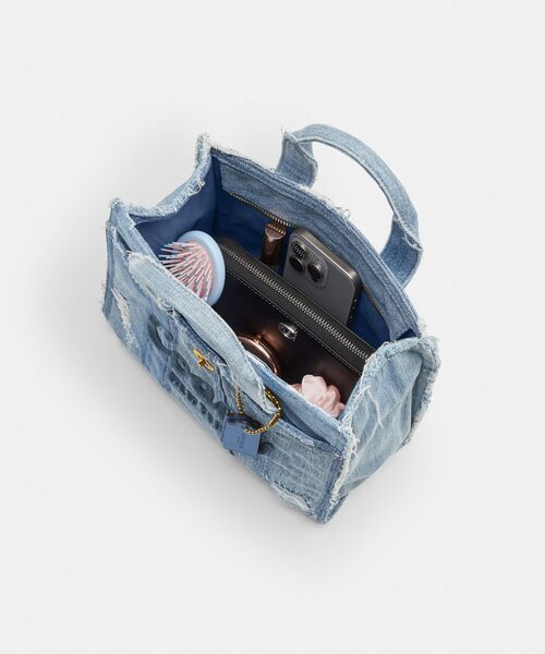 COACH(コーチ)の「カーゴ トート バッグ 26・リパーパス デニム パッチワーク(トートバッグ・レディース・ブルー系その他・ONE)」の6枚目の写真