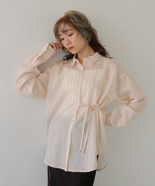 CLEIO（クレイオ）の「【CLEIO】STRIPE WAIST RIBBON SHIRT/ストライプウエストリボンシャツ（シャツ/ブラウス・レディース・チャコールグレー/アイボリー/サックスブルー・FREE）」の2枚目の写真