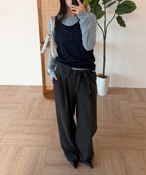 MUHET（ミュエータ）の「stripe wide-leg trouser with belt / ベルト付きストライプスラックスパンツ（スラックス・レディース・ブラウン/チャコールグレー・SMALL/MEDIUM/LARGE）」の21枚目の写真