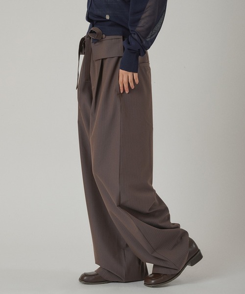 MUHET（ミュエータ）の「stripe wide-leg trouser with belt / ベルト付きストライプスラックスパンツ（スラックス・レディース・ブラウン/チャコールグレー・SMALL/MEDIUM/LARGE）」の3枚目の写真