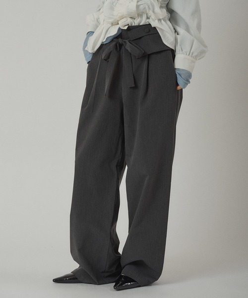 MUHET（ミュエータ）の「stripe wide-leg trouser with belt / ベルト付きストライプスラックスパンツ（スラックス・レディース・ブラウン/チャコールグレー・SMALL/MEDIUM/LARGE）」の22枚目の写真
