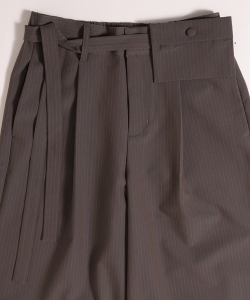 MUHET（ミュエータ）の「stripe wide-leg trouser with belt / ベルト付きストライプスラックスパンツ（スラックス・レディース・ブラウン/チャコールグレー・SMALL/MEDIUM/LARGE）」の11枚目の写真