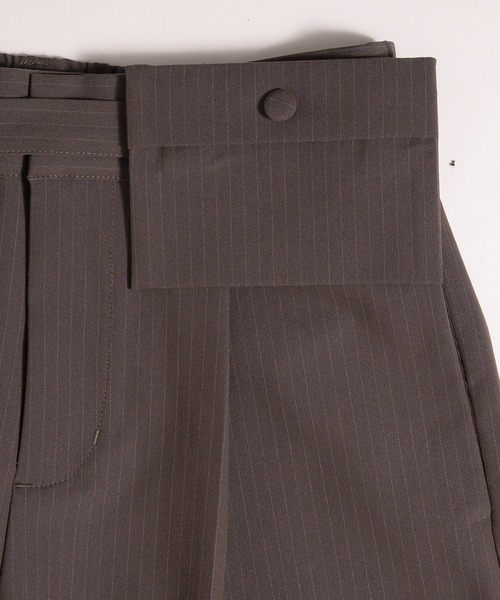 MUHET（ミュエータ）の「stripe wide-leg trouser with belt / ベルト付きストライプスラックスパンツ（スラックス・レディース・ブラウン/チャコールグレー・SMALL/MEDIUM/LARGE）」の12枚目の写真