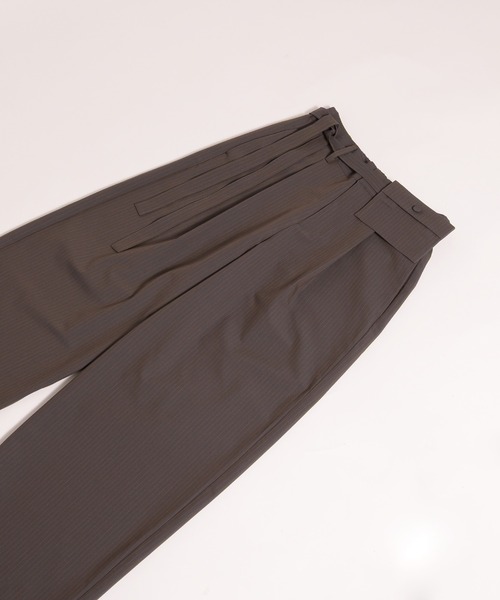 MUHET（ミュエータ）の「stripe wide-leg trouser with belt / ベルト付きストライプスラックスパンツ（スラックス・レディース・ブラウン/チャコールグレー・SMALL/MEDIUM/LARGE）」の13枚目の写真