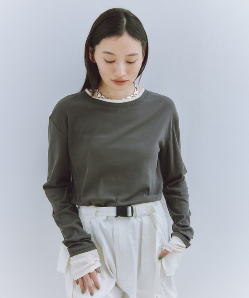 Obis&(オビスアンド)の「レイヤード風シアーカットソーロンT(Tシャツ/カットソー・レディース・オフホワイト/ブラウン/チャコール・FREE)」の4枚目の写真