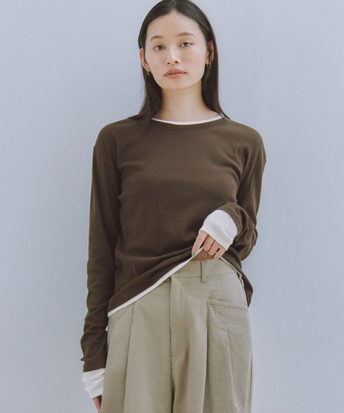 Obis&(オビスアンド)の「レイヤード風シアーカットソーロンT(Tシャツ/カットソー・レディース・オフホワイト/ブラウン/チャコール・FREE)」の5枚目の写真