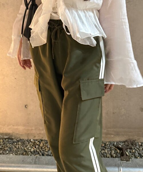 Another Branch olive des olive（アナザーブランチオリーブデオリーブ）の「脇ライン入りカーゴパンツ（カーゴパンツ・レディース・ピンク/チャコールグレー/カーキ/ブラック・FREE）」の5枚目の写真