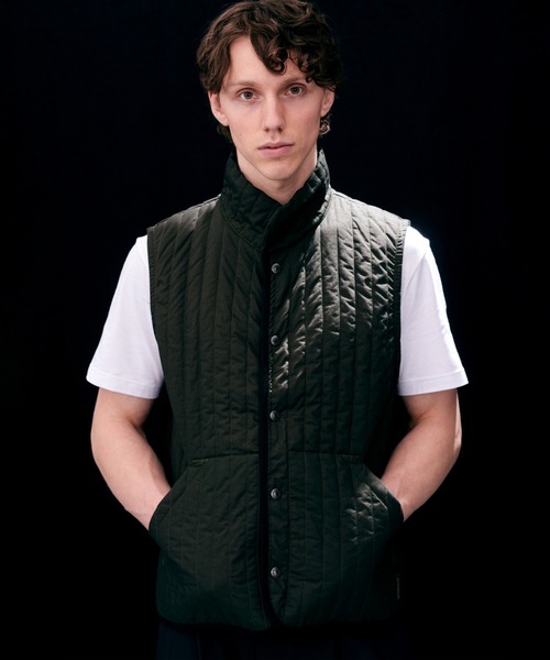 LAVENHAM（ラベンハム）の「Black Edition High Neck Gilet Mens / ブラック エディション ハイネック ジレ メンズ（ベスト・メンズ・ダークオリーブ・M/L/XL/S）」の2枚目の写真