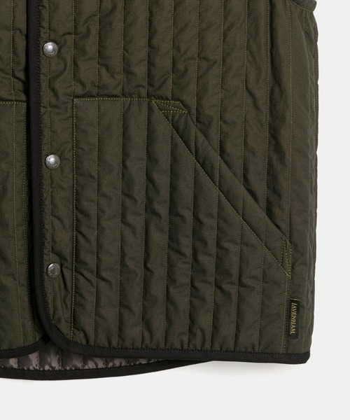 LAVENHAM（ラベンハム）の「Black Edition High Neck Gilet Mens / ブラック エディション ハイネック ジレ メンズ（ベスト・メンズ・ダークオリーブ・M/L/XL/S）」の8枚目の写真