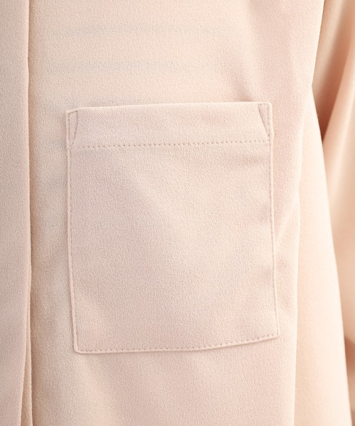 OMNES（オムネス）の「梨地ショルダータックシャツワンピース 長袖（シャツワンピース・レディース・ピンクベージュ/アイボリー・FREE）」の21枚目の写真