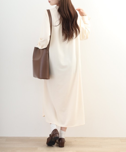 OMNES（オムネス）の「梨地ショルダータックシャツワンピース 長袖（シャツワンピース・レディース・ピンクベージュ/アイボリー・FREE）」の8枚目の写真