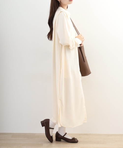 OMNES（オムネス）の「梨地ショルダータックシャツワンピース 長袖（シャツワンピース・レディース・ピンクベージュ/アイボリー・FREE）」の9枚目の写真