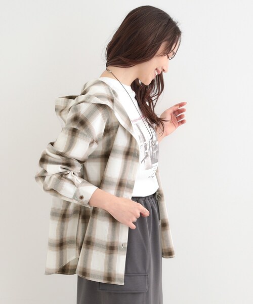 SHOO・LA・RUE（シューラルー）の「【洗濯機可/S-LL】涼しげで軽やかな フードチェックシャツ（シャツ/ブラウス・レディース・ライトイエロー系2/ホワイト系4/ブルー系6・04/03/02/01）」の21枚目の写真