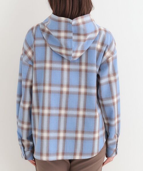 SHOO・LA・RUE（シューラルー）の「【洗濯機可/S-LL】涼しげで軽やかな フードチェックシャツ（シャツ/ブラウス・レディース・ライトイエロー系2/ホワイト系4/ブルー系6・04/03/02/01）」の4枚目の写真