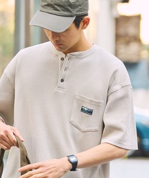 THE CRAFT CREW PRODUCTS（ザクラフトクループロダクツ）の「【UNNOTICEシリーズ】ファンクショナルファブリック ヘビーワッフル ヘンリーネック 半袖ポケットTシャツ   抗菌防臭・UVカット【THE CRAFT CREW PRODUCTS】（Tシャツ/カットソー）」
