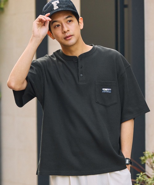 THE CRAFT CREW PRODUCTS(ザクラフトクループロダクツ)の「【UNNOTICEシリーズ】ファンクショナルファブリック ヘビーワッフル ヘンリーネック 半袖ポケットTシャツ / 抗菌防臭・UVカット【THE CRAFT CREW PRODUCTS】(Tシャツ/カットソー・メンズ・オフホワイト/アッシュグレー/ブラック/グレイッシュベージュ/ダークネイビー/グリーン系/チャコール/ブラック系・S/M/L)」の5枚目の写真