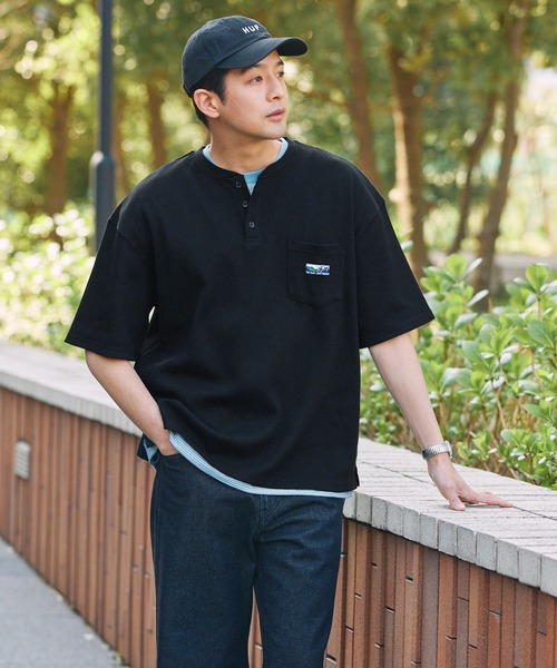 THE CRAFT CREW PRODUCTS(ザクラフトクループロダクツ)の「【UNNOTICEシリーズ】ファンクショナルファブリック ヘビーワッフル ヘンリーネック 半袖ポケットTシャツ / 抗菌防臭・UVカット【THE CRAFT CREW PRODUCTS】(Tシャツ/カットソー・メンズ・オフホワイト/アッシュグレー/ブラック/グレイッシュベージュ/ダークネイビー/グリーン系/チャコール/ブラック系・S/M/L)」の15枚目の写真