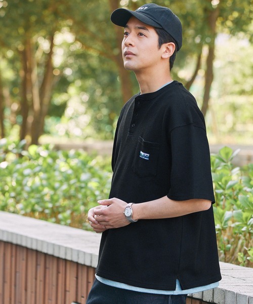 THE CRAFT CREW PRODUCTS(ザクラフトクループロダクツ)の「【UNNOTICEシリーズ】ファンクショナルファブリック ヘビーワッフル ヘンリーネック 半袖ポケットTシャツ / 抗菌防臭・UVカット【THE CRAFT CREW PRODUCTS】(Tシャツ/カットソー・メンズ・オフホワイト/アッシュグレー/ブラック/グレイッシュベージュ/ダークネイビー/グリーン系/チャコール/ブラック系・S/M/L)」の16枚目の写真