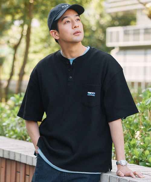 THE CRAFT CREW PRODUCTS(ザクラフトクループロダクツ)の「【UNNOTICEシリーズ】ファンクショナルファブリック ヘビーワッフル ヘンリーネック 半袖ポケットTシャツ / 抗菌防臭・UVカット【THE CRAFT CREW PRODUCTS】(Tシャツ/カットソー・メンズ・オフホワイト/アッシュグレー/ブラック/グレイッシュベージュ/ダークネイビー/グリーン系/チャコール/ブラック系・S/M/L)」の20枚目の写真