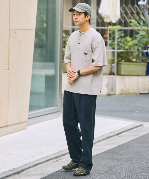 THE CRAFT CREW PRODUCTS(ザクラフトクループロダクツ)の「【UNNOTICEシリーズ】ファンクショナルファブリック ヘビーワッフル ヘンリーネック 半袖ポケットTシャツ / 抗菌防臭・UVカット【THE CRAFT CREW PRODUCTS】(Tシャツ/カットソー・メンズ・オフホワイト/アッシュグレー/ブラック/グレイッシュベージュ/ダークネイビー/グリーン系/チャコール/ブラック系・S/M/L)」の21枚目の写真
