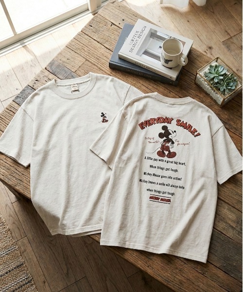 Disney(ディズニー)の「【DISNEY/ディズニー】ミッキーマウスUSD加工プリント半袖Tシャツ/ユニセックス(Tシャツ/カットソー・メンズ・アイボリー/ブラック系その他/ホワイト系その他/スミクロ・L/M/LL)」の2枚目の写真