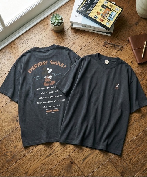 Disney(ディズニー)の「【DISNEY/ディズニー】ミッキーマウスUSD加工プリント半袖Tシャツ/ユニセックス(Tシャツ/カットソー・メンズ・アイボリー/ブラック系その他/ホワイト系その他/スミクロ・L/M/LL)」の3枚目の写真