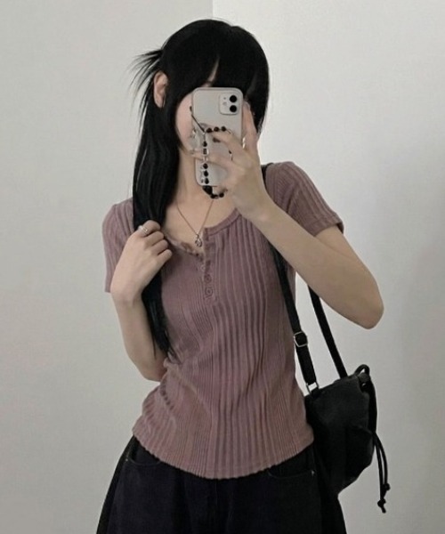 Teem Store(チームストア)の「ハーフボタン ヘンリーネック リブ半袖カットソー ニットソー(Tシャツ/カットソー・レディース・グレー/アイボリー/ピンクベージュ/ブルー・L/M)」の4枚目の写真