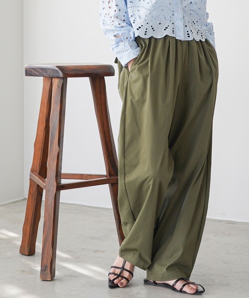 mili an deni(ミリアンデニ)の「タックコクーンチノパンツ(チノパンツ・レディース・カーキ/ブラック/ベージュ・M)」の1枚目の写真