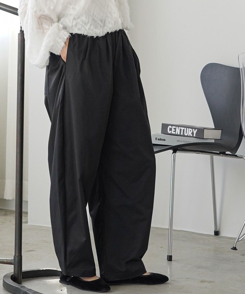 mili an deni(ミリアンデニ)の「タックコクーンチノパンツ(チノパンツ・レディース・カーキ/ブラック/ベージュ・M)」の2枚目の写真