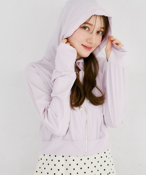 tocco closet(トッコ クローゼット)の「UVカット&接触冷感♪パールチャーム付きサムホールパーカー(パーカー・レディース・アイボリー/ブラック/サックスブルー/オフホワイト/ピンク/ラベンダー・M)」の6枚目の写真