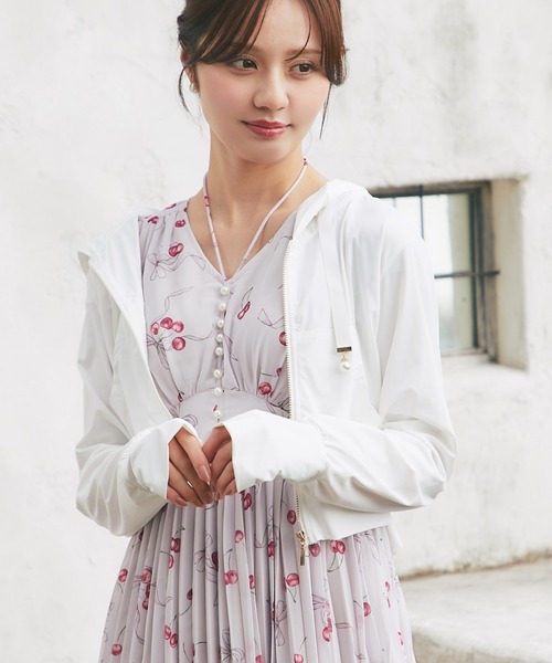 tocco closet(トッコ クローゼット)の「UVカット&接触冷感♪パールチャーム付きサムホールパーカー(パーカー・レディース・アイボリー/ブラック/サックスブルー/オフホワイト/ピンク/ラベンダー・M)」の2枚目の写真
