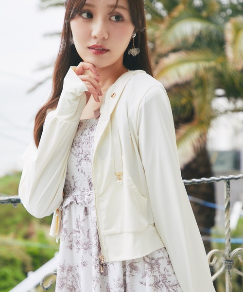 tocco closet(トッコ クローゼット)の「UVカット&接触冷感♪パールチャーム付きサムホールパーカー(パーカー・レディース・アイボリー/ブラック/サックスブルー/オフホワイト/ピンク/ラベンダー・M)」の3枚目の写真