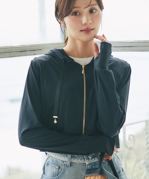 tocco closet(トッコ クローゼット)の「UVカット&接触冷感♪パールチャーム付きサムホールパーカー(パーカー・レディース・アイボリー/ブラック/サックスブルー/オフホワイト/ピンク/ラベンダー・M)」の4枚目の写真