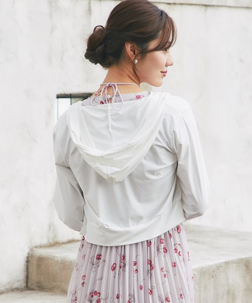 tocco closet(トッコ クローゼット)の「UVカット&接触冷感♪パールチャーム付きサムホールパーカー(パーカー・レディース・アイボリー/ブラック/サックスブルー/オフホワイト/ピンク/ラベンダー・M)」の13枚目の写真