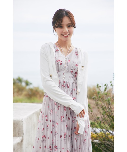 tocco closet(トッコ クローゼット)の「UVカット&接触冷感♪パールチャーム付きサムホールパーカー(パーカー・レディース・アイボリー/ブラック/サックスブルー/オフホワイト/ピンク/ラベンダー・M)」の9枚目の写真