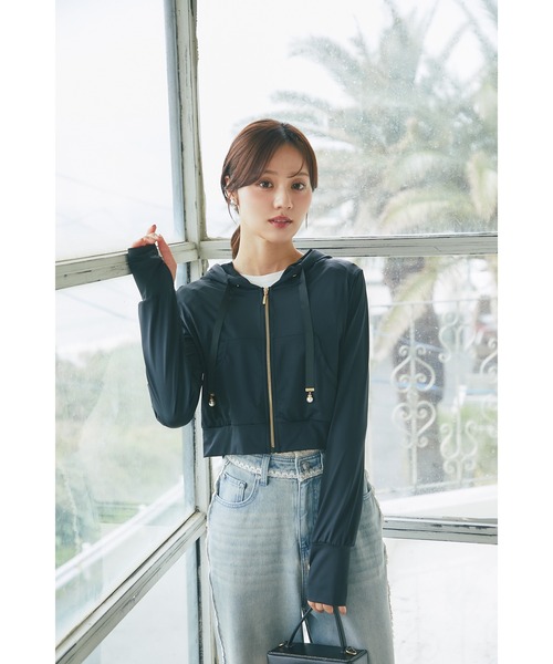tocco closet(トッコ クローゼット)の「UVカット&接触冷感♪パールチャーム付きサムホールパーカー(パーカー・レディース・アイボリー/ブラック/サックスブルー/オフホワイト/ピンク/ラベンダー・M)」の22枚目の写真