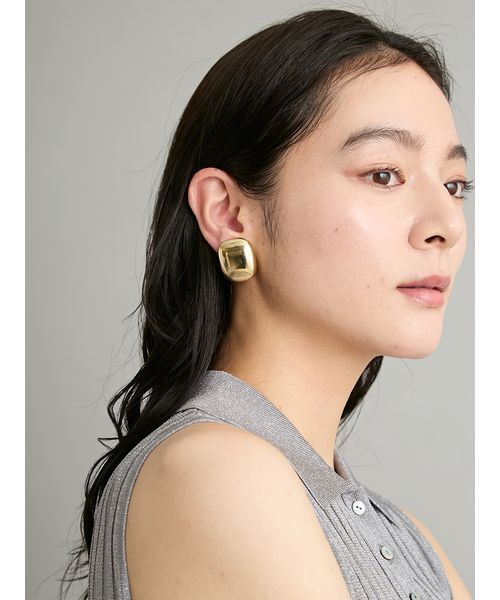 Mila Owen(ミラオーウェン)の「スクエアボリュームイヤリング(イヤリング・レディース・ゴールド/シルバー・F)」の3枚目の写真